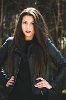 glamouröse junge Frau in schwarzer Lederjacke