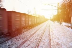 abendliche Winterlandschaft mit Bahnhof foto