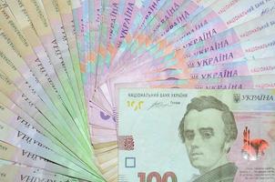 Eine Nahaufnahme von viel ukrainischem Geld, das in Form eines Fächers angeordnet ist. hintergrundbild auf geschäft in der ukraine foto
