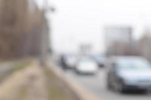 verschwommene landschaft mit einer stadtstraße während des verkehrs foto