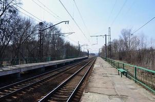 ein Bahnhof mit Bahnsteigen zum Warten auf Züge foto