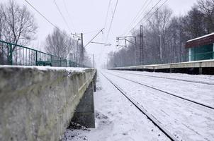 Bahnhof im Winter Schneesturm foto