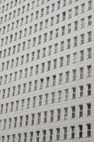 viele Fenster eines mehrstöckigen Bürogebäudes foto