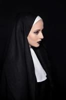Nonne auf schwarzem Hintergrund foto