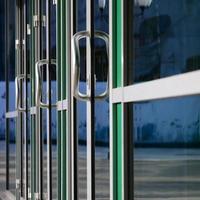 Chrom-Türgriff und Glas der modernen Aluminium-Bürofassade foto
