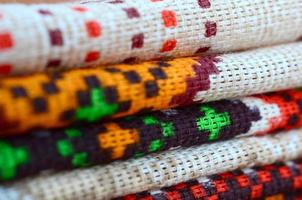 Stapel traditioneller ukrainischer Volkskunst gestrickte Stickmuster auf Textilgewebe foto