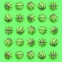 viele kleine grüne kugeln für basketballsportspiel liegen auf texturhintergrund foto