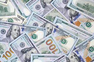 Draufsicht auf Hundert-Dollar-Banknoten als Hintergrund. USD-Währungskonzept und reiches Leben foto
