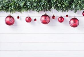 kugeln kugeln der frohen weihnachten und des guten rutsch ins neue jahr dekoration zum feiern auf weißem holzhintergrund mit kopienraum foto