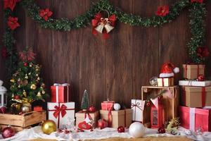 Dekoration der frohen Weihnachten und des guten Rutsch ins Neue Jahr für Feierholzhintergrund mit Kopienraum foto