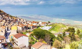 oben ansicht der stadt aidone in sizilien im frühjahr foto