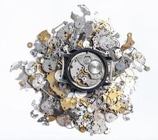 Draufsicht der mechanischen Uhr auf einem Haufen Ersatzteile foto