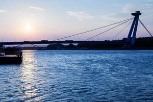 neue Brücke über die Donau bei blauer Morgendämmerung foto