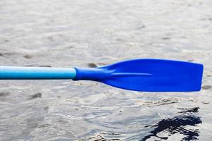 Paddelblatt über Wasser beim Bootfahren foto