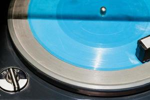 blaue Flexi-Disc im alten Plattenspieler foto