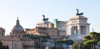 altare della patria und andere gebäude in rom foto