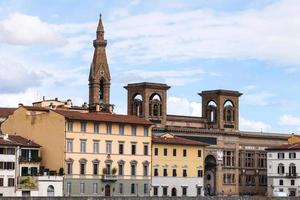 Häuser am Kai Lungarno delle Grazie des Flusses Arno foto