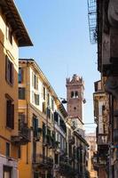 Blick auf den Turm durch die Straße in der Stadt Verona foto