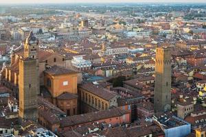 Basilika San Petronio und Türme in der Stadt Bologna foto