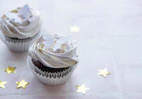 Cupcakes mit Schmetterlingsdekorationen foto