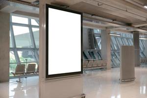 leerer Mock-up-Leuchtkasten mit weißem Bildschirm, Standanzeige im Innenbereich. foto