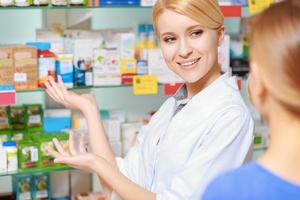Apotheker und Kunde wählen Medizin