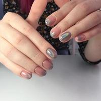 maniküre in verschiedenen farben auf den nägeln. weibliche Maniküre auf der Hand auf grauem Hintergrund foto