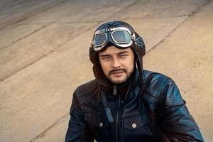 Retro-Pilotporträt mit Brille und Vintage-Helm foto