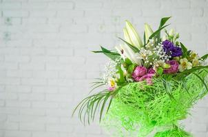 ein schöner Strauß mit Pfingstrosen, Lisianthus und Alstroemeria isoliert auf weißem Hintergrund foto