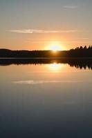 Sonnenuntergang mit Reflektion an einem schwedischen See in Smalland. romantische Abendstimmung foto