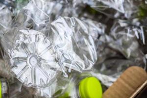 Recycling-Schild auf Polyethylenterephthalat-Plastikflasche foto