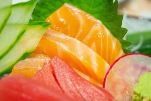 Lachsscheibe im Sashimi-Set japanisches Essen foto