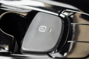 Elektronischer Handbremsknopf im modernen Luxusauto foto