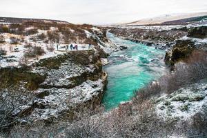 hraunfossar, ein wasserfall, der von bächen gebildet wird, die über hallmundarhraun strömen, ein lavafeld vom vulkan, der unter dem gletscher langjokull liegt, und in den hvita-fluss, island, mündet foto