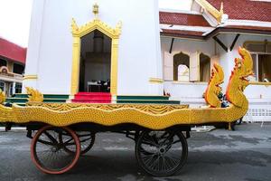 traditioneller thailändischer sargwagen für die einäscherung, bewegen sie sich vor der einäscherungszeremonie dreimal gegen den uhrzeigersinn um das krematorium herum foto