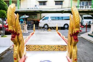 traditioneller thailändischer sargwagen für die einäscherung, bewegen sie sich vor der einäscherungszeremonie dreimal gegen den uhrzeigersinn um das krematorium herum foto