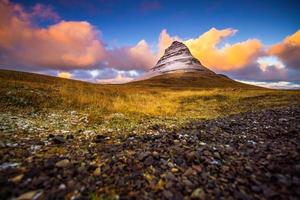 kirkjufell, isländischer kirchenberg, ein 463 m hoher berg an der nordküste der isländischen halbinsel snaefellsnes, nahe der stadt grundarfjordur, island foto