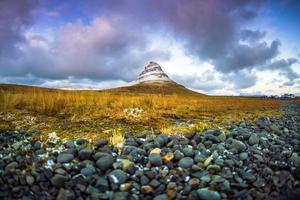 kirkjufell, isländischer kirchenberg, ein 463 m hoher berg an der nordküste der isländischen halbinsel snaefellsnes, nahe der stadt grundarfjordur, island foto