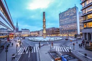 stockholm, schweden - 4. märz 2014 - ein abend am sergels torg mit glasobelisk kristallvertikalacc foto