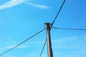 Strommast Stromleitungen ausgehende elektrische Drähte gegen den blauen Himmel der Wolke. foto