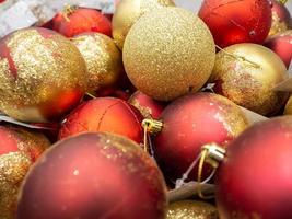 Weihnachtsschmuck im Laden. Verkauf von Geschenken. gute Neujahrsstimmung. Spielzeug für den Weihnachtsbaum. Hintergrund von Spielzeug foto