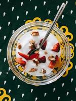 Joghurt mit Obst- und Nussbelag foto