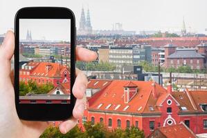 tourist, der foto der stadt kopenhagen macht