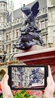 Tourist fotografiert Skulptur auf Mariensäule foto