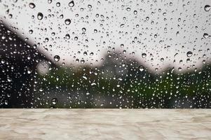 Glas Wassertropfen Hintergrund Marmor Theke Konzept Regenzeit Produktanzeige Leerstelle foto