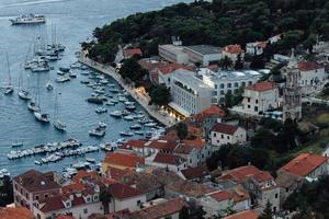 Boote und Yachten an der Stadt am Wasser foto