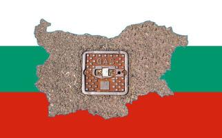 Übersichtskarte von Bulgarien mit dem Bild der Nationalflagge. Kanaldeckel des Gasleitungssystems innerhalb der Karte. Collage. Energiekrise. foto