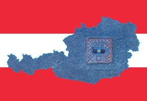 Übersichtskarte von Österreich mit dem Bild der Nationalflagge. Kanaldeckel des Gasleitungssystems innerhalb der Karte. Collage. Energiekrise. foto