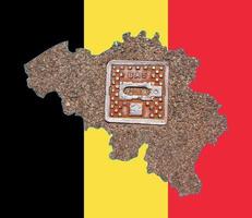 Übersichtskarte von Belgien mit dem Bild der Nationalflagge. Kanaldeckel des Gasleitungssystems innerhalb der Karte. Collage. Energiekrise. foto