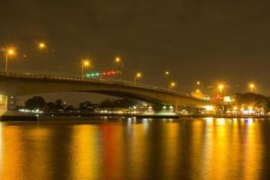 Langzeitbelichtung einer Brücke über den Chao Phraya foto